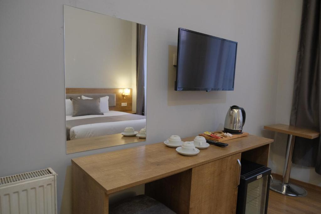Postel nebo postele na pokoji v ubytování Adamantides Hotel