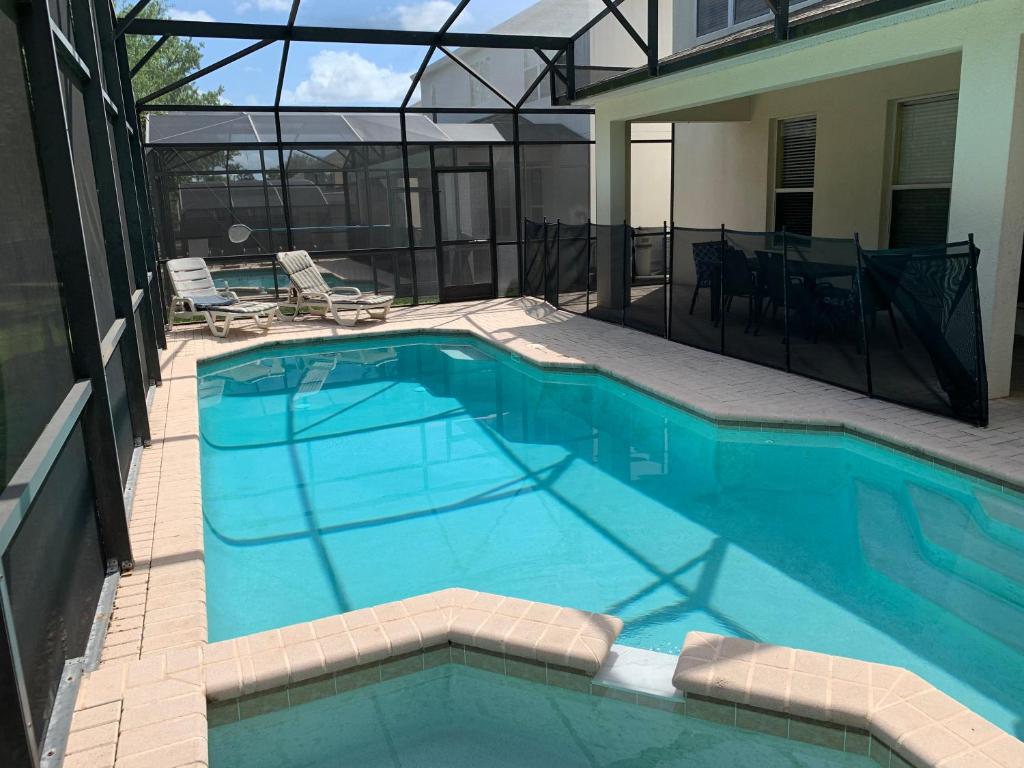 una gran piscina azul en una casa en Windsor Hill Resort Home w Pool, 5 Min from Disney, en Orlando