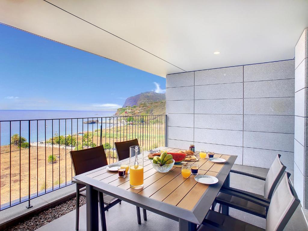 ein Tisch mit einer Obstschale auf einem Balkon in der Unterkunft The Best Sea View Apartment by LovelyStay in Funchal