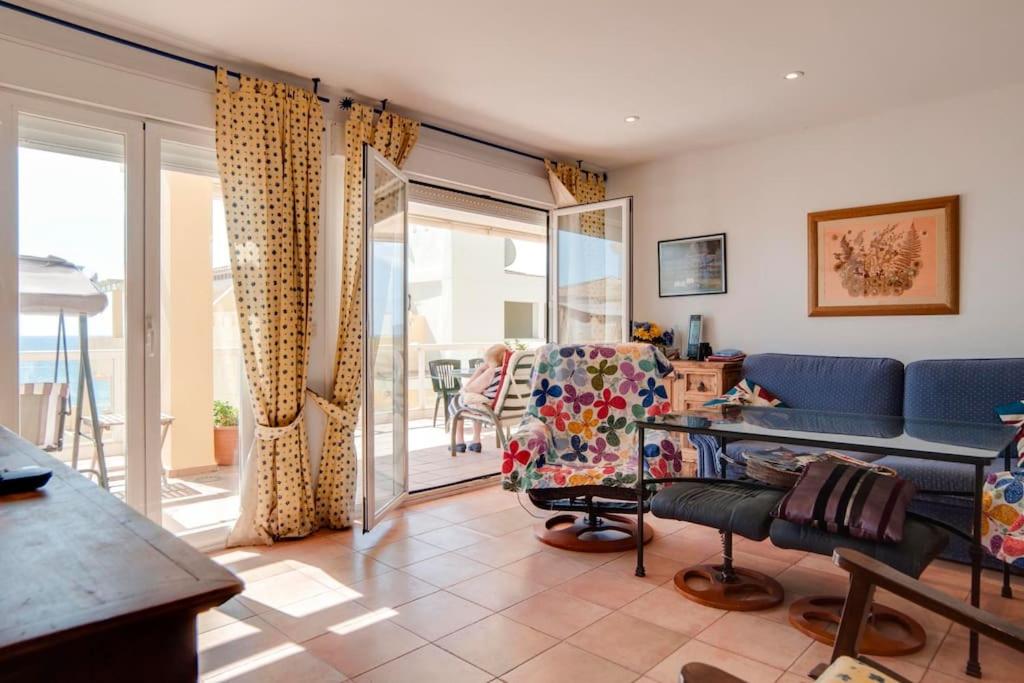 Posedenie v ubytovaní Spectacular penthouse in front of the sea, 200 m2 terrace - Arruzafa Playa