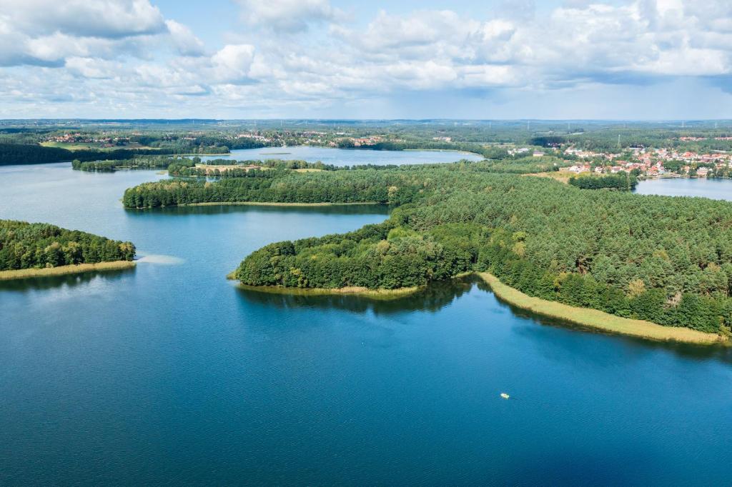 an aerial view of a large lake with islands at UKIEL PARK 20 - Apartament Superior 2 sypialnie przy Plaży Miejskiej in Olsztyn