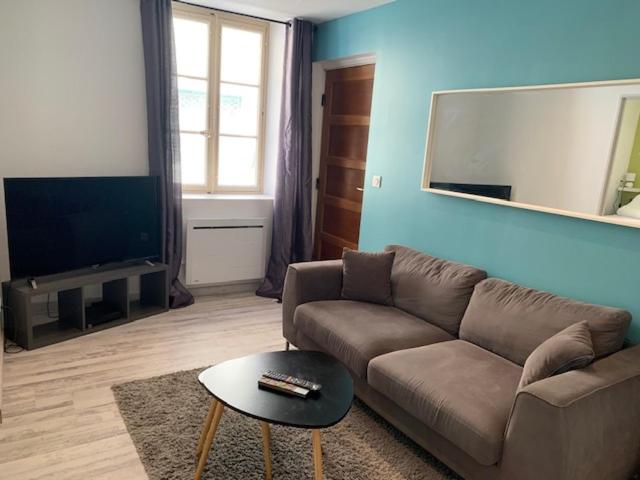 - un salon avec un canapé et une télévision dans l'établissement Appartement 4 chambres centre-ville, à Bourg-en-Bresse