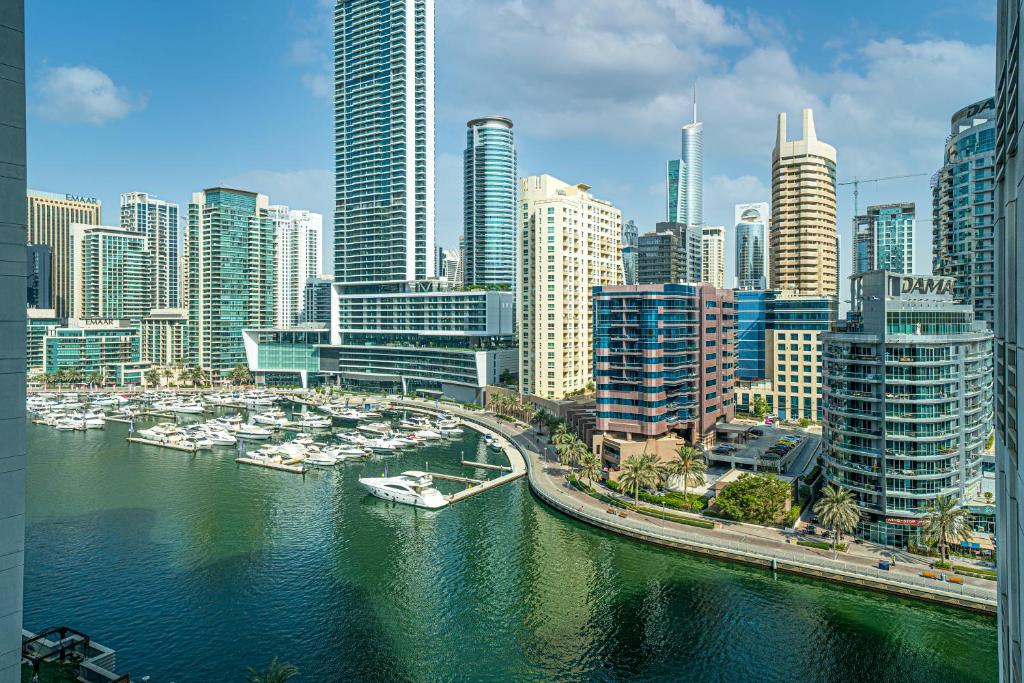 Blick auf eine Stadt mit Booten im Wasser in der Unterkunft Dubai Marina Royal Premium Serviced Apartments Marina Wharf - KIDS STAY FREE in Dubai