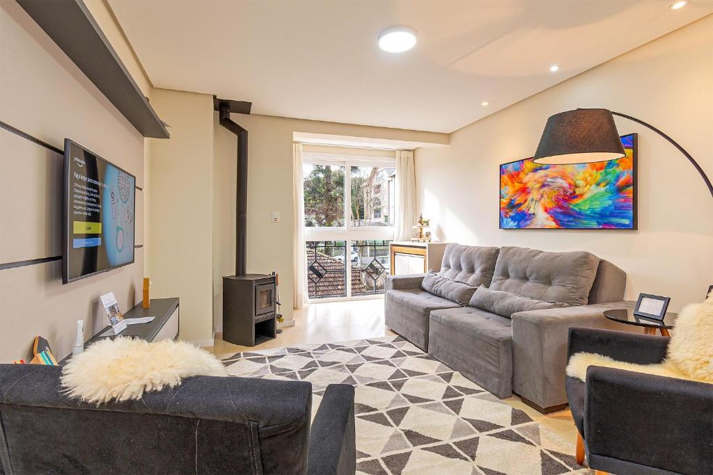 a living room with a couch and a table at 1 quadra da Catedral e 2 vagas de garagem in Canela