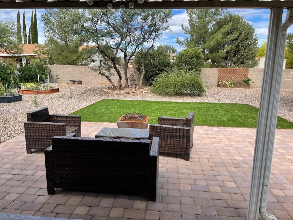 un patio con sillas y una mesa con una fuente. en Vista Retreat - Country Club Estates en Sierra Vista