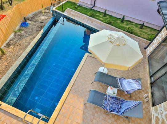 The swimming pool at or close to Villa mirador stone
