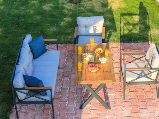 A seating area at Villa mirador stone
