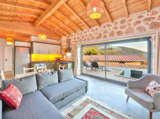 A seating area at Villa mirador stone