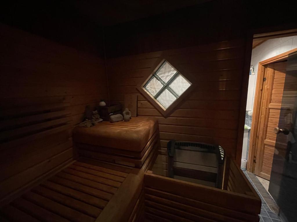 um pequeno quarto com uma cama e uma janela em Blue Dream House em Rovaniemi