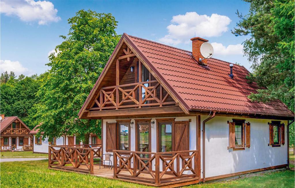 una pequeña casa con techo rojo en 2 Bedroom Awesome Home In Gietrzwald en Gietrzwałd