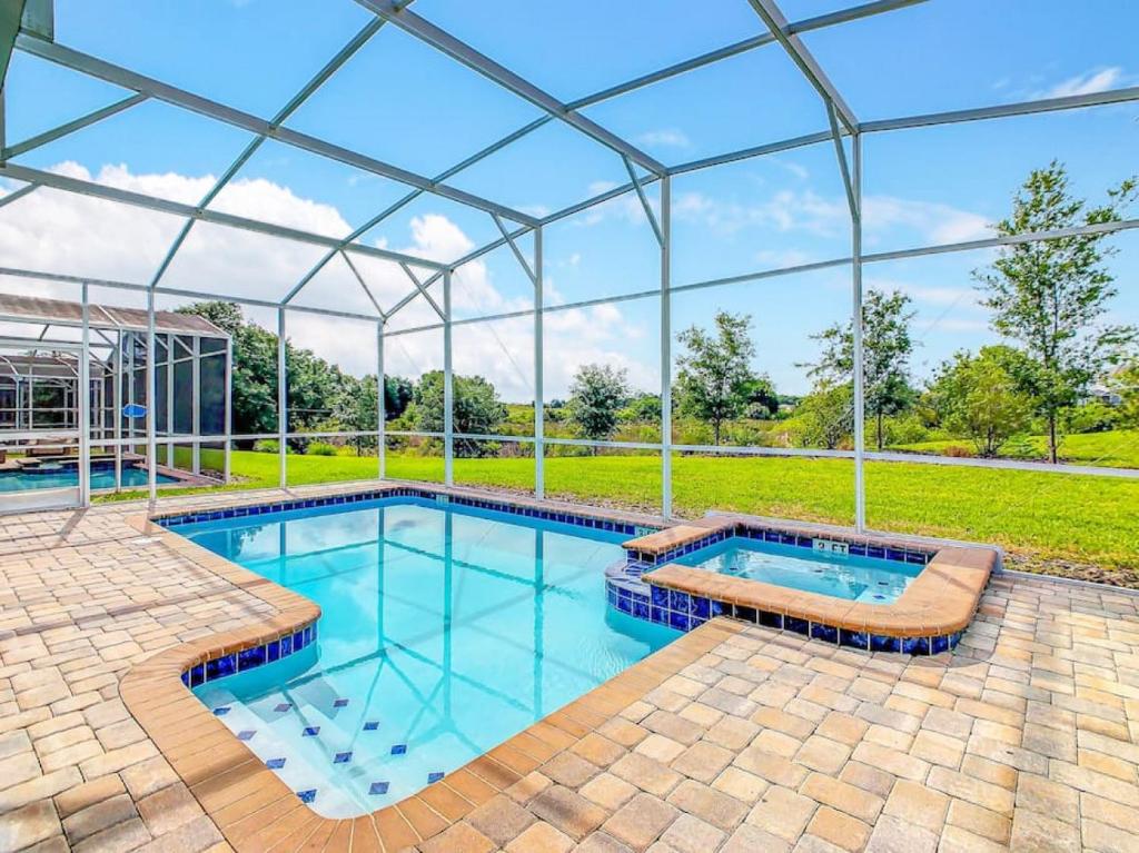 una piscina coperta con tetto trasparente di 8BR Family Resort Pvt Pool BBQ a Davenport