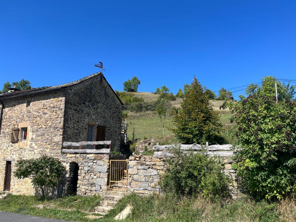 an old stone house on the side of a road at Le col de Perjuret in Fraissinet-de-Fourques