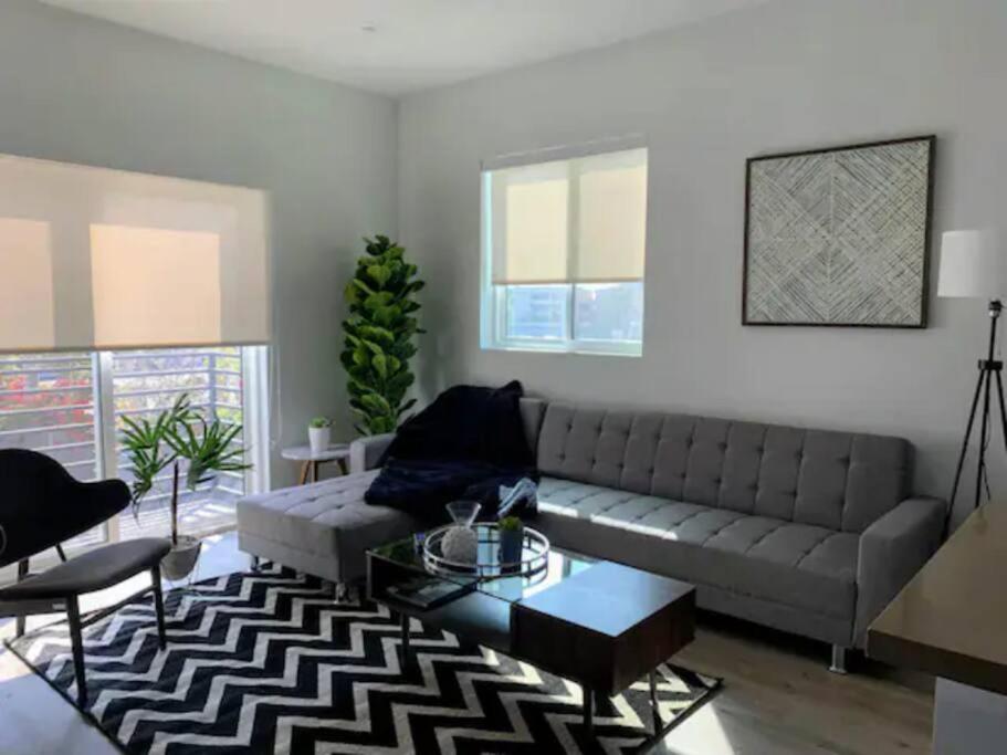 ein Wohnzimmer mit einem Sofa und einem Tisch in der Unterkunft 4BR Townhouse in Mid City in Los Angeles