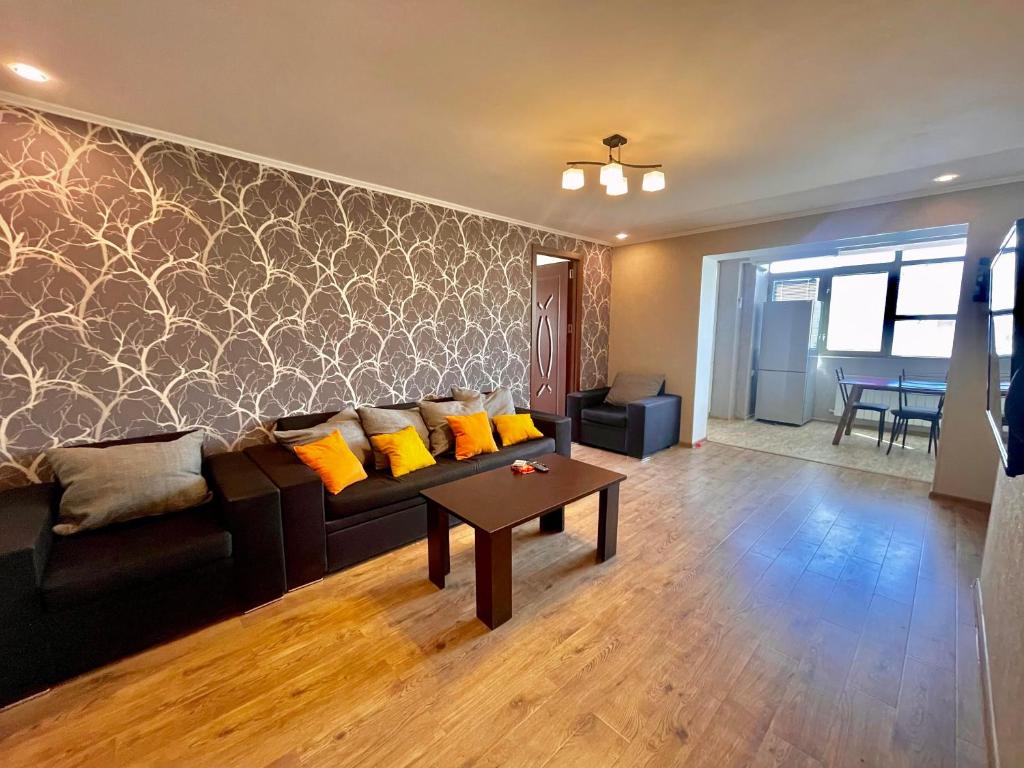 sala de estar con sofá y mesa en Luxury Apartment in Tbilisi City Centre en Tiflis