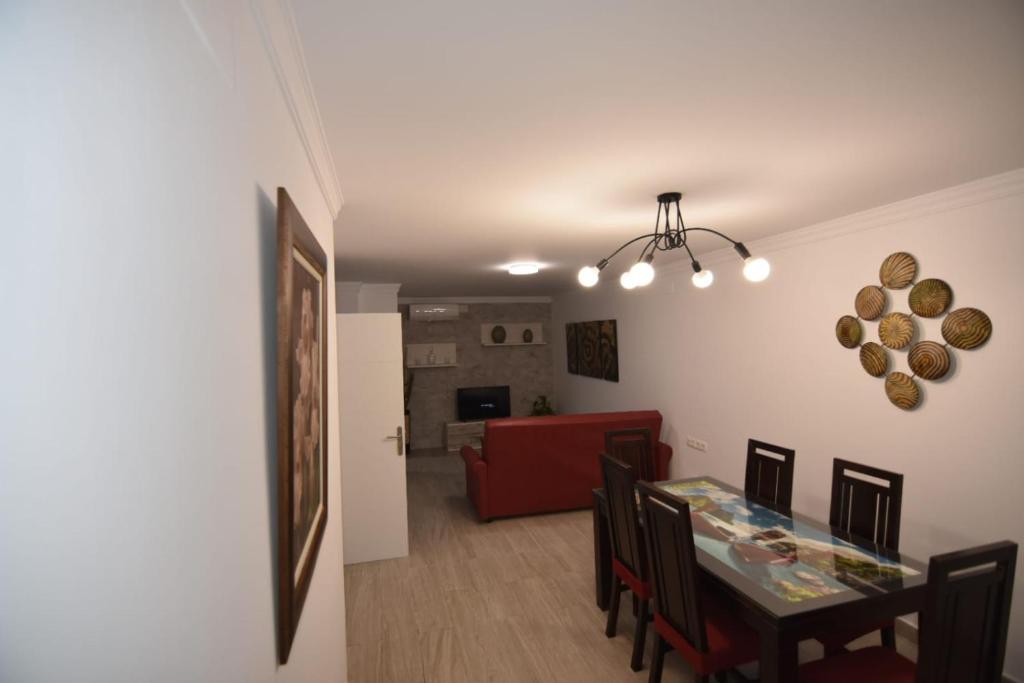 Televízia a/alebo spoločenská miestnosť v ubytovaní Apartamento Daniela 1