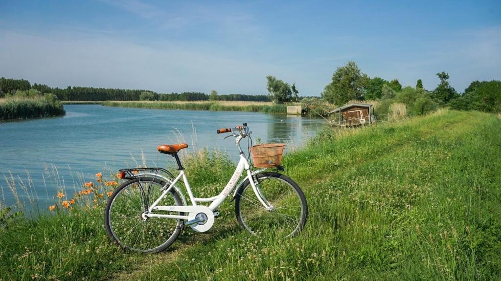 View of a river running close to a szállodákat