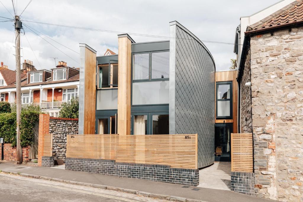 een modern huis met een glazen gevel bij Redland Stay In Bespoke Home 2 of 2 in Bristol