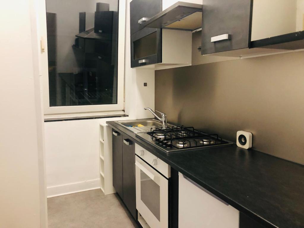 Kuchyň nebo kuchyňský kout v ubytování Au logement mosan