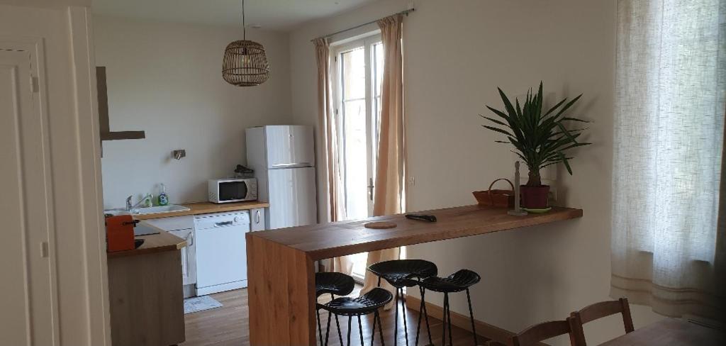 Kuchyň nebo kuchyňský kout v ubytování Gite mes pt'tis lits maison chaleureuse 4 chambres