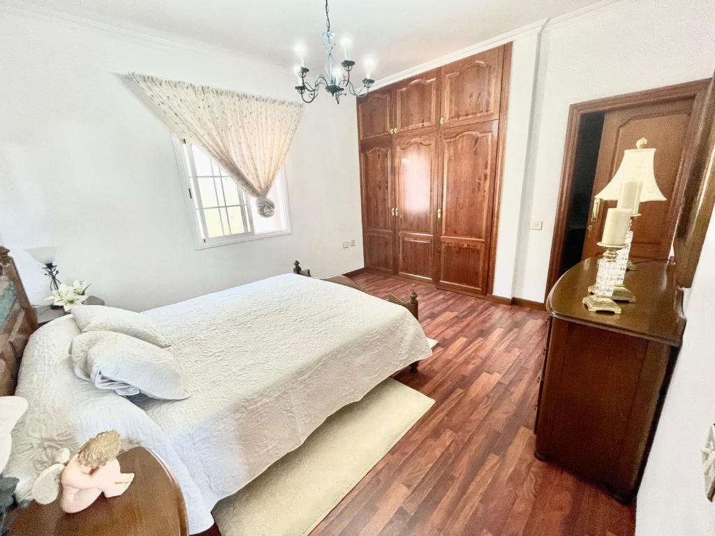 1 dormitorio con cama, mesa y ventana en Villa for nature lovers en Vilaflor