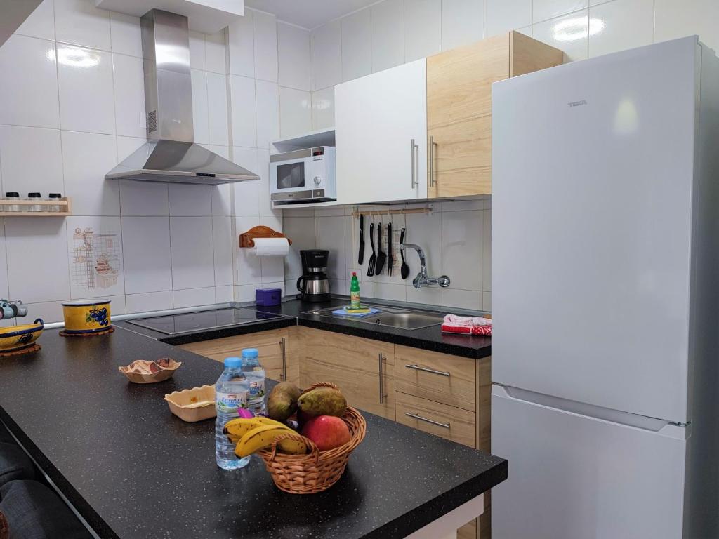 una cocina con una cesta de fruta en la barra en Apartment Severo Ochoa, en Puerto del Rosario