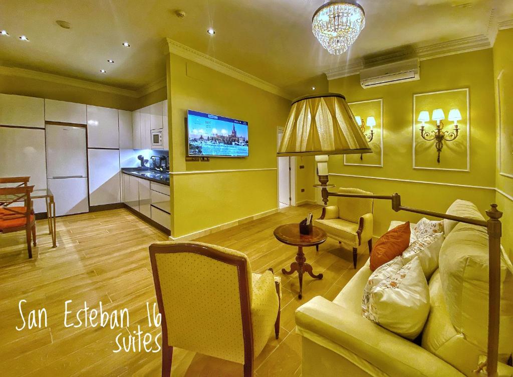 - un salon avec un canapé et une télévision dans l'établissement SUITES SAN ESTEBAN 16 Ducal, à Séville