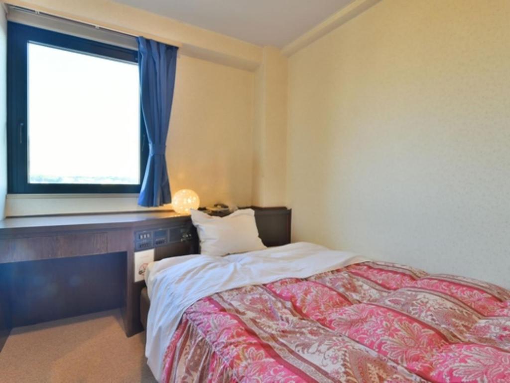 鈴鹿市にあるSuzuka Royal Hotel - Vacation STAY 38899vのベッドと窓のある寝室