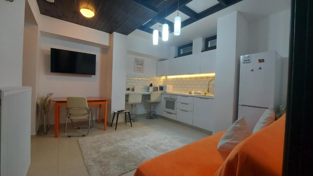 a living room with a kitchen and a dining room at Apartamente 13 si 16 in Oxygen Residence Sinaia in Sinaia