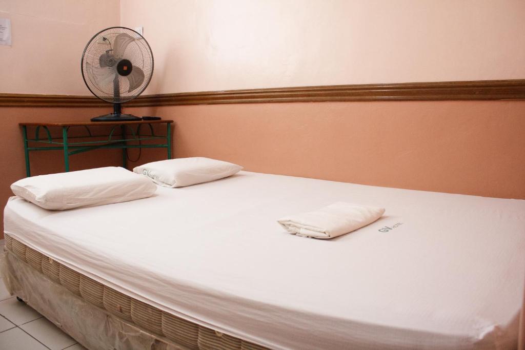 Katil atau katil-katil dalam bilik di GV Hotel - Sogod