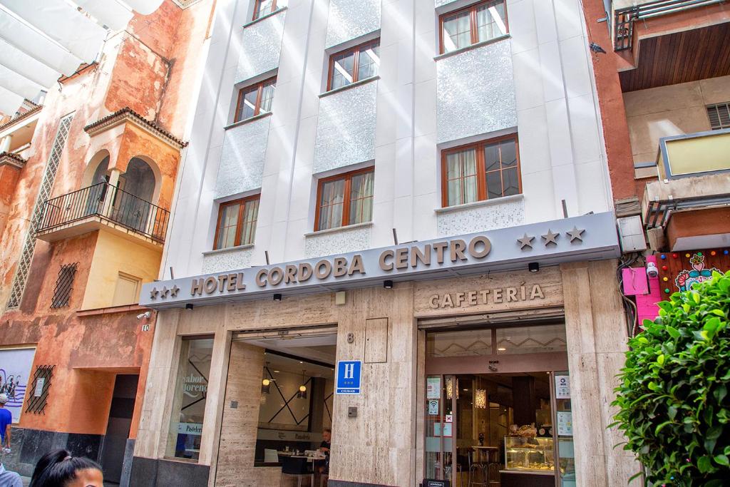 Un bâtiment avec un panneau qui lit le centre du héros colaba dans l'établissement Hotel Córdoba Centro, à Cordoue