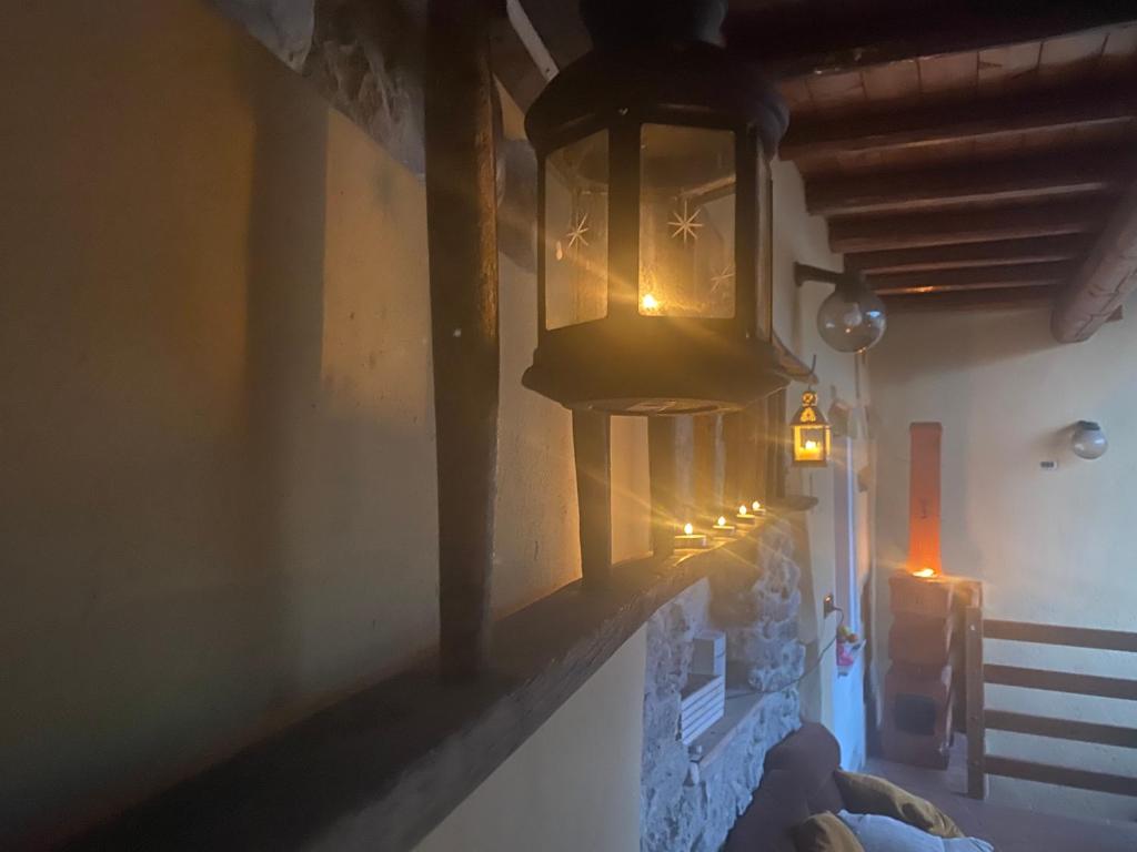 Habitación con lámpara en la pared en La corte brianzola-, en Canzo