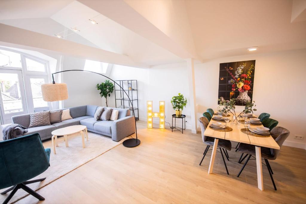 a living room with a couch and a table at Happily 2 Bedroom Serviced Apartment 75m2 -NB306H- in Rotterdam