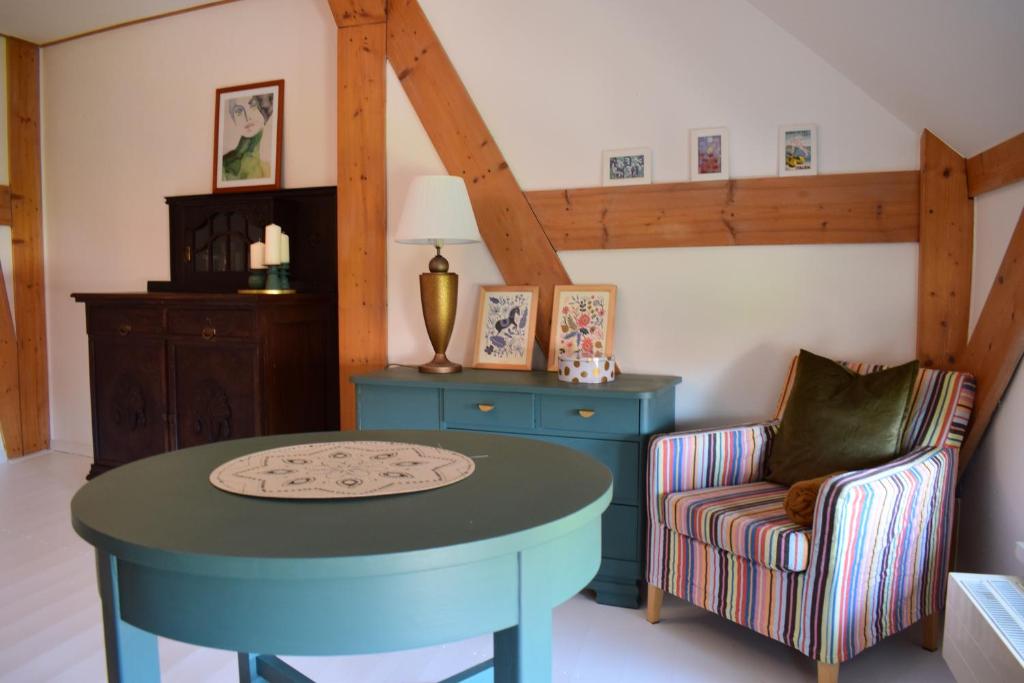 - un salon avec une table et une chaise dans l'établissement Ferienwohnung Martinsblick, à Angermünde