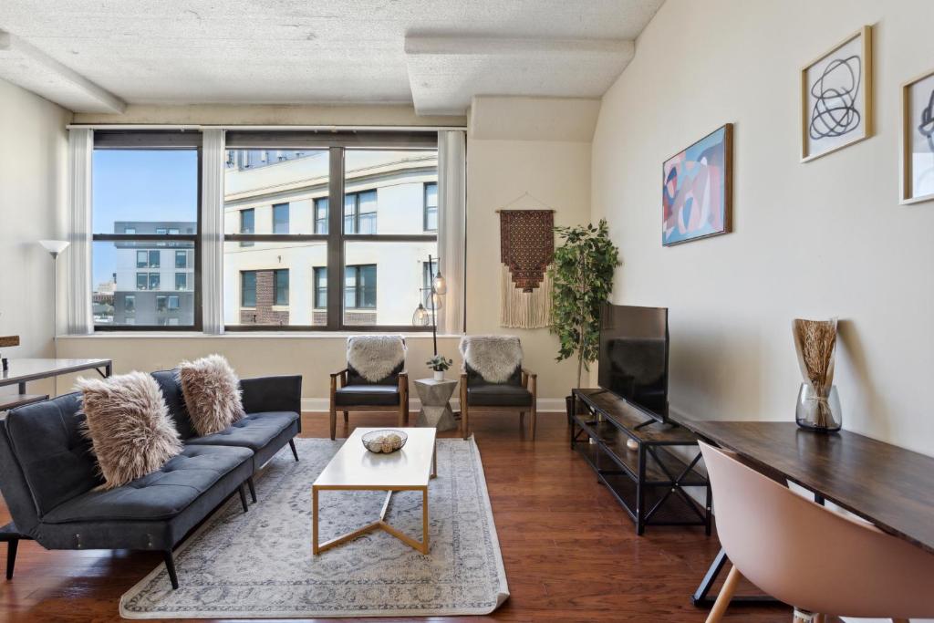 Sleeps 6! 2 Bedrm, Gym, Close to Major Attractions - Apartment