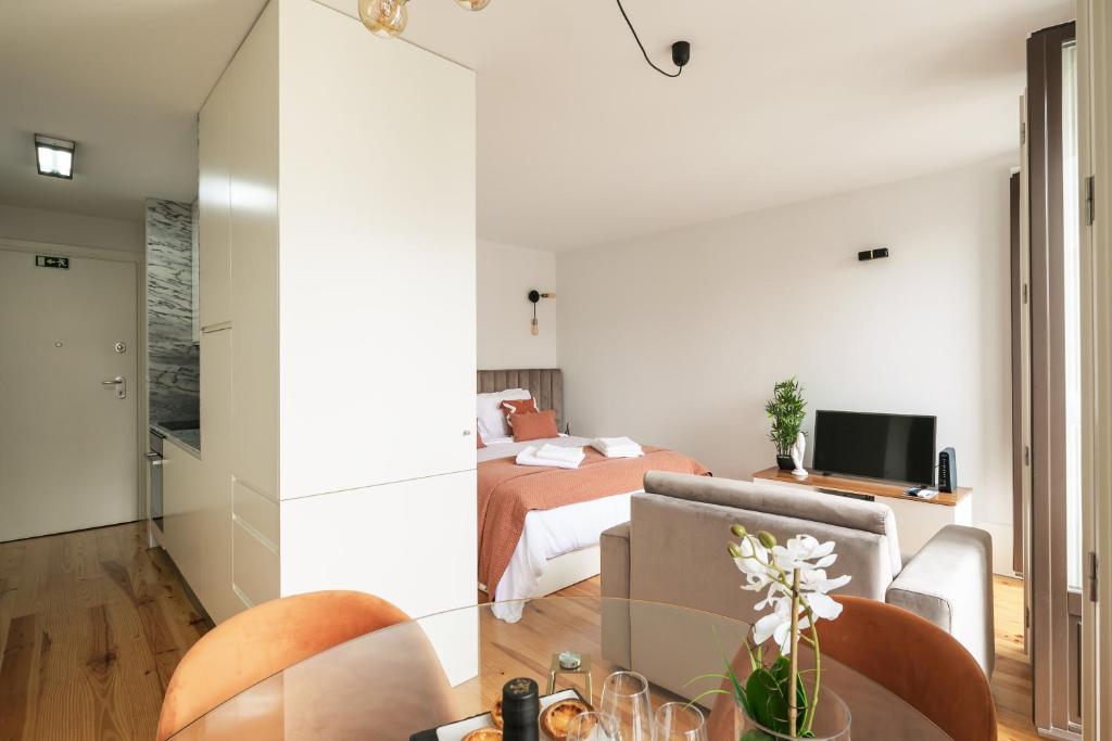 Bright Studio near Douro River with Balcony and AC