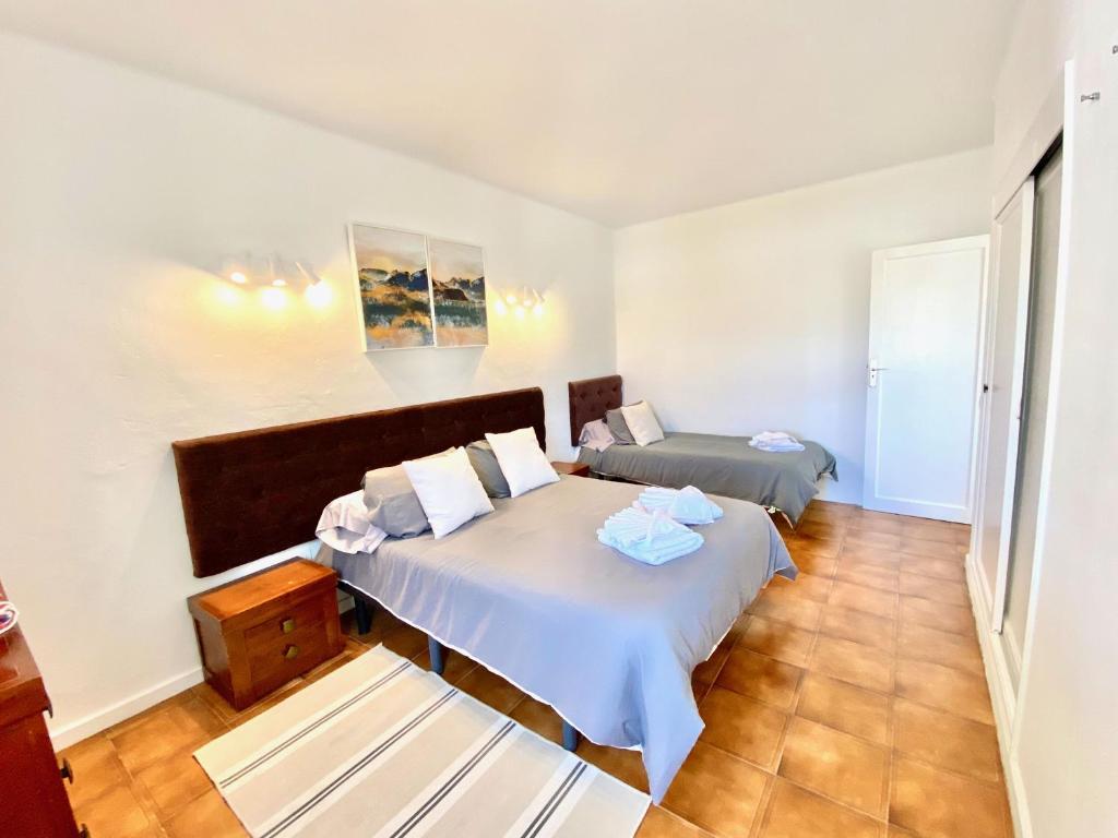 Postel nebo postele na pokoji v ubytování TERRACITAS 3 HIRU , Coqueto bungalow con AC , terraza y piscina comunitaria