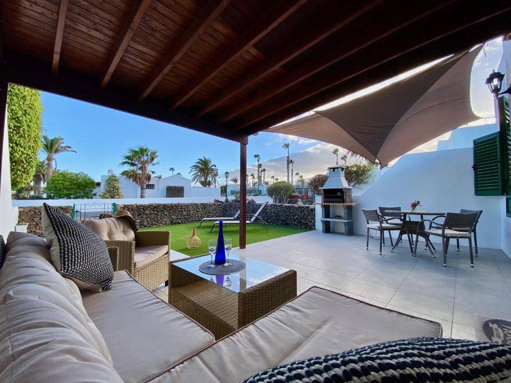 Posezení v ubytování TERRACITAS 3 HIRU , Coqueto bungalow con AC , terraza y piscina comunitaria