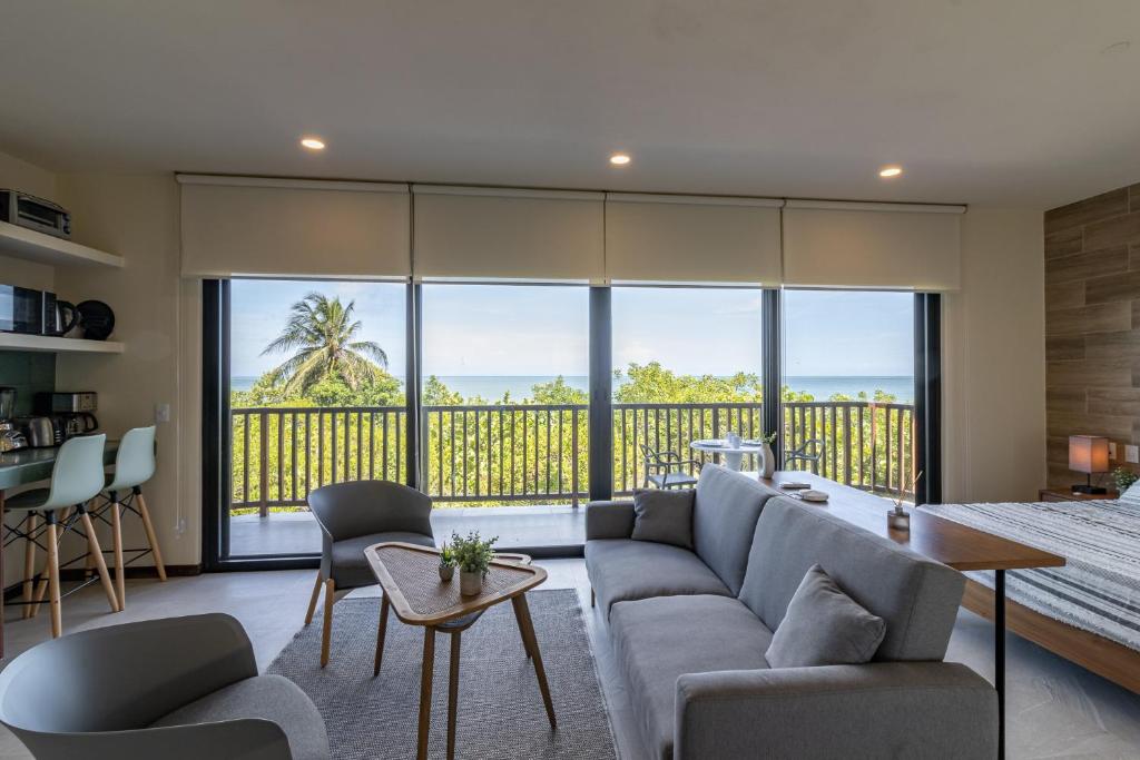 sala de estar con sofá y vistas al océano en Ocean View Loft - Punta Cocos en Holbox Island