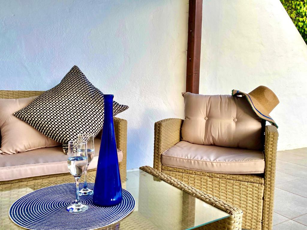 Posezení v ubytování TERRACITAS 3 HIRU , Coqueto bungalow con AC , terraza y piscina comunitaria