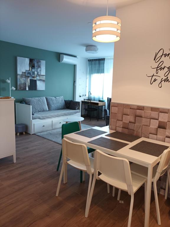 salon ze stołem, krzesłami i kanapą w obiekcie NEW - Frendly Luxury Apartment Franka Zagreb w Zagrzebiu