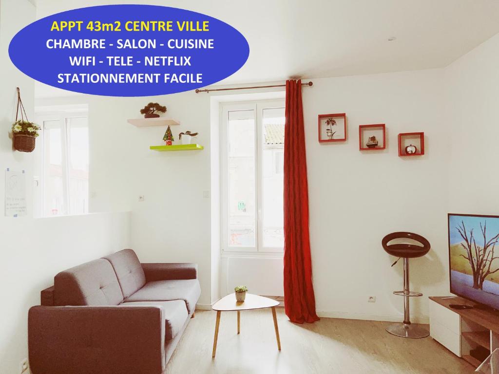a living room with a couch and a tv at La Mimi, Grand T2 hyper centre ville in Fontenay-le-Comte