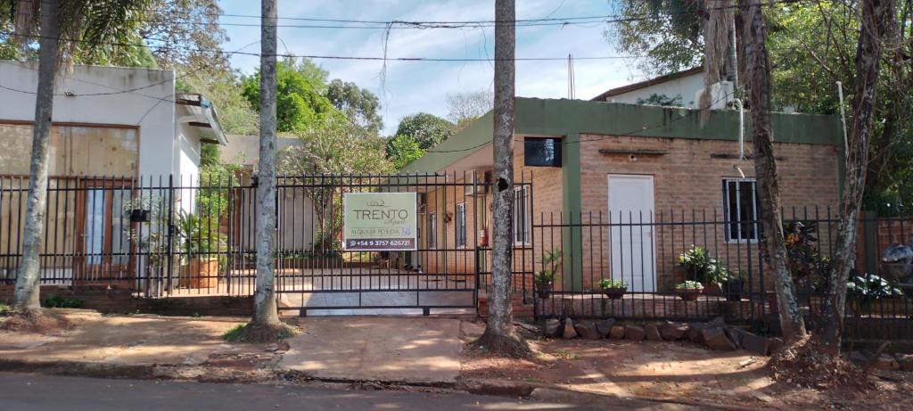 una valla delante de una casa con un cartel en TRENTO APART en Puerto Iguazú