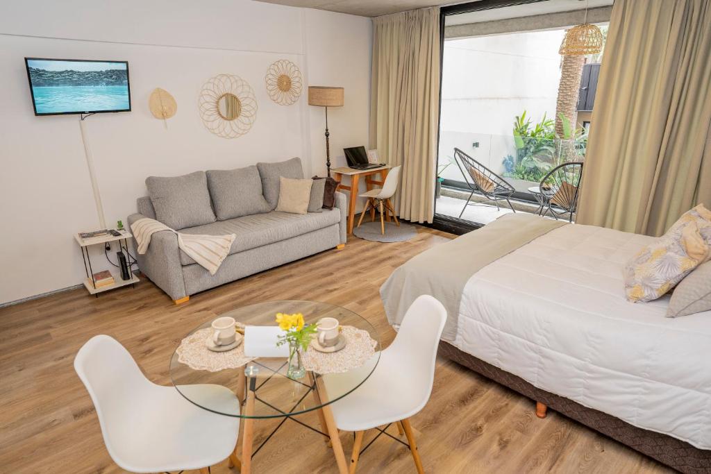 1 dormitorio con cama, sofá y mesa en La Palmera Homestudio. Hermoso apartamento en el corazón de Palermo Hollywood en Buenos Aires