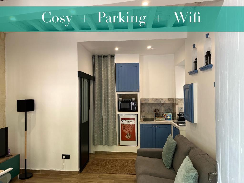 un salon avec un canapé et une cuisine dans l'établissement Nuit à la Roquette, Arles, à Arles