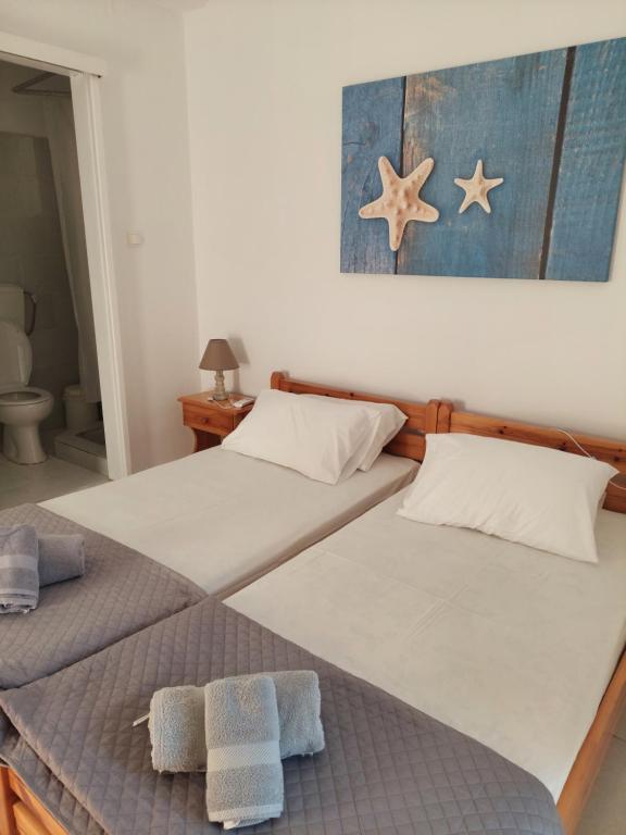 Postel nebo postele na pokoji v ubytování Eirini's Rooms