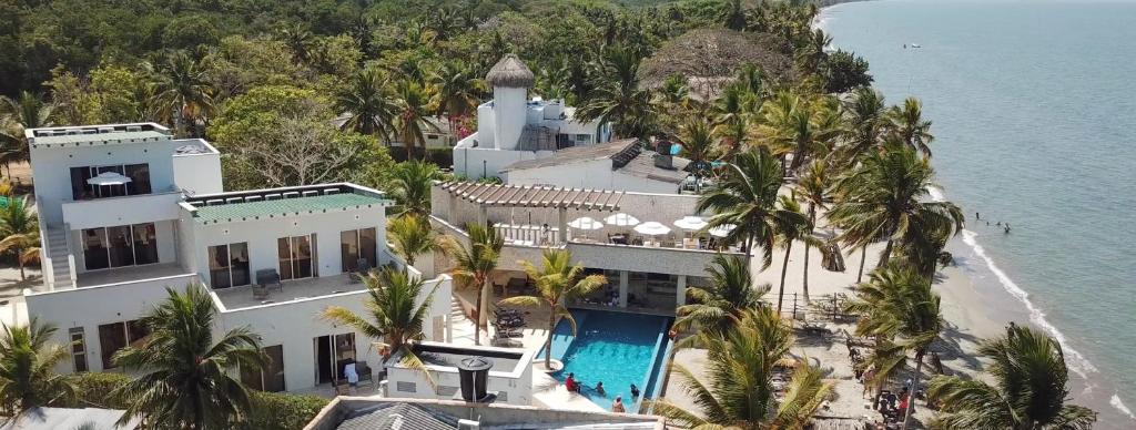 una vista aérea de una casa en la playa en Lago en el Cielo Villas Boutique, en Tolú