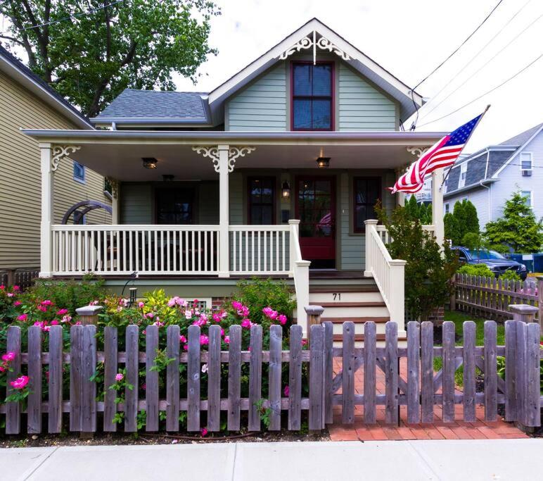 dom z płotem i amerykańską flagą w obiekcie 3BR Beautiful Remodeled Victorian w mieście Ocean Grove