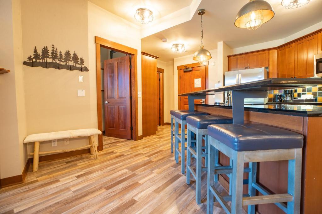 The Village at Palisades Tahoe - Premier Condo De Una Habitación Con Den