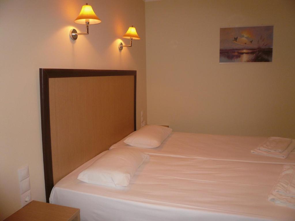Postel nebo postele na pokoji v ubytování Hotel Avra