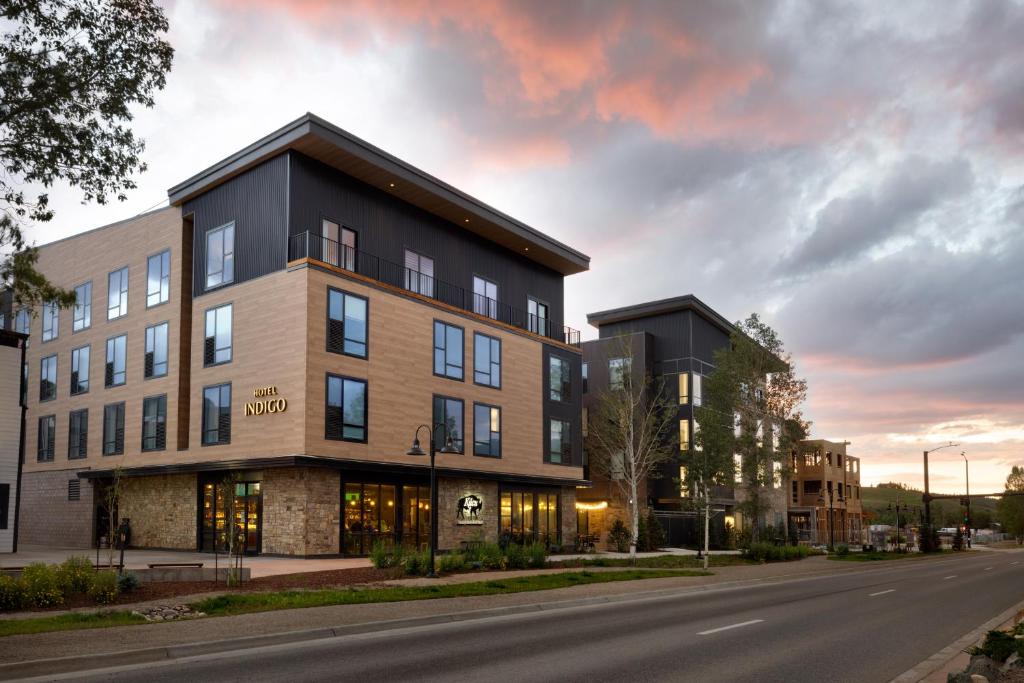 d'un bâtiment situé dans une rue de la ville dans l'établissement Indigo - Silverthorne, an IHG Hotel, à Silverthorne